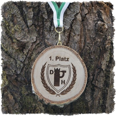 Medaille aus Baumscheibe Birke mit Rinde.