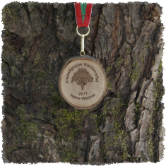Medaille aus Astscheibe, Astscheibenmedaille mit Rinde.