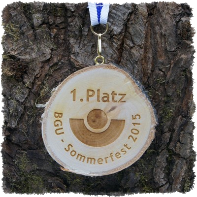 Medaille aus Astscheibe, Astscheibenmedaille Birke mit Rinde.