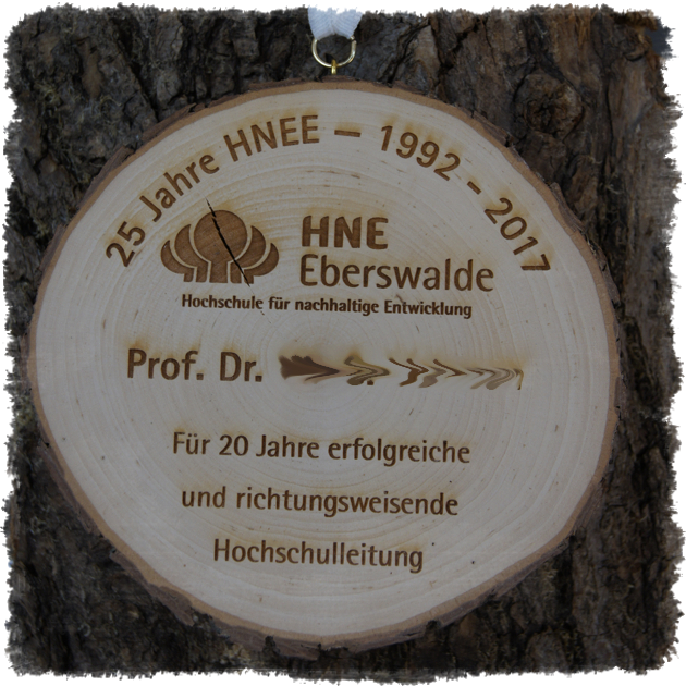 Holzmedaille Baumscheibenmedaille Erle mit Rinde, 25 Jahre HNEE 2017