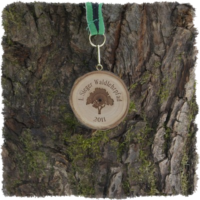 Medaille aus Astscheibe, Astscheibenmedaille mit Rinde.