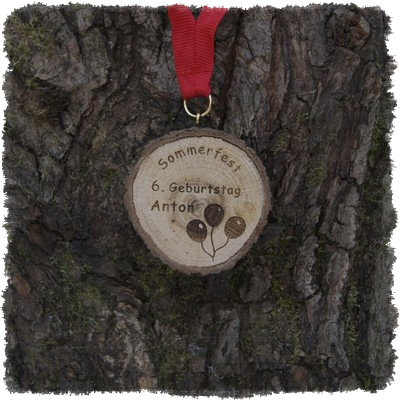 Medaille aus Astscheibe, Astscheibenmedaille mit Rinde.