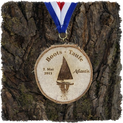 Medaille aus Astscheibe, Astscheibenmedaille Birke mit Rinde.