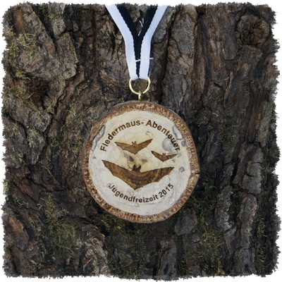 Medaille aus Astscheibe, Astscheibenmedaille Birke mit Rinde.