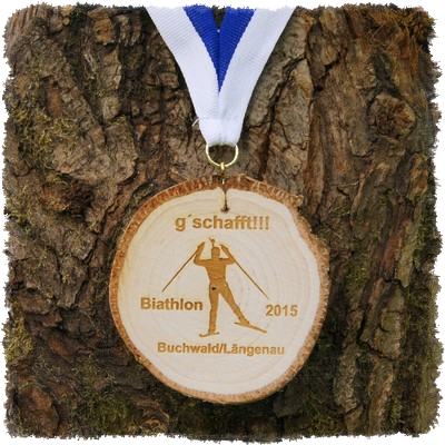 Medaille aus Astscheibe, Astscheibenmedaille Birke mit Rinde.