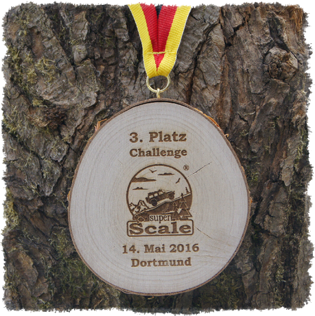 Medaille aus Astscheibe, Astscheibenmedaille mit Rinde.