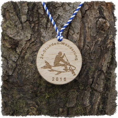 Sperrholzmedaille, Holzmedaille rund 60 mm. 24-Stunden Wanderung