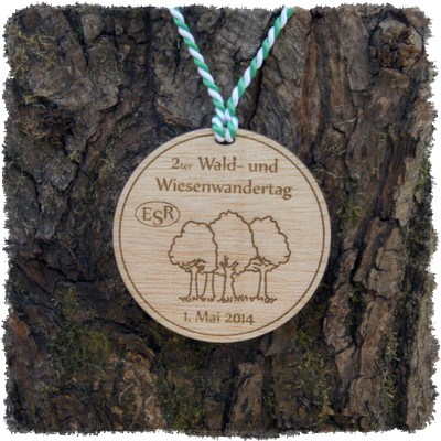Sperrholzmedaille, Holzmedaille rund 70 mm, 2ter Wald- und Wiesenwandertag ESR 1. Mai 2014