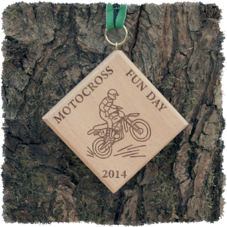 Vollholzedaille aus Buche, Kante abgerundet, ca. 85x85mm / 60x60 mm mit Öse