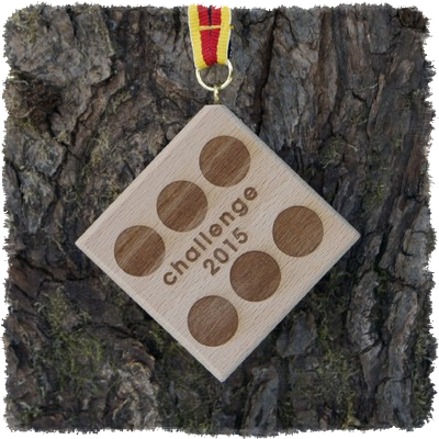 Vollholzedaille aus Buche, Kante 90° facettiert, ca. 85x85mm / 60x60 mm mit Öse