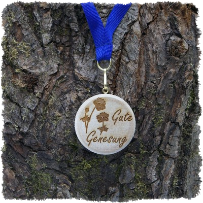 Vollholzmedaille aus Buche Ø ca. 46 mm, Rundkante mit Schrauböse, Gute Genesung