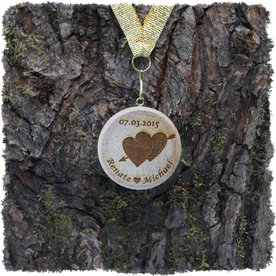 Vollholzmedaille aus Buche Ø ca. 46 mm, Rundkante mit Schrauböse, 2 Herzen mit Namen