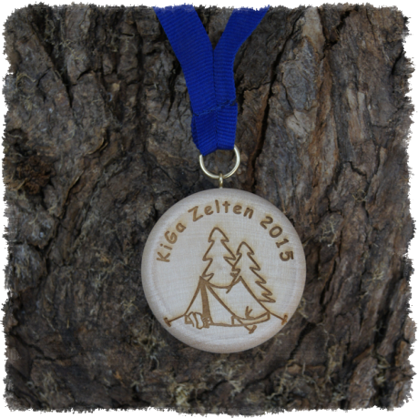Vollholzmedaille aus Buche Ø ca. 46 mm, Rundkante mit Schrauböse, Kiga Zelten