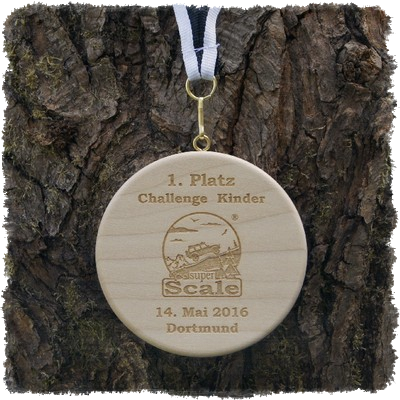 Vollholzedaille aus Ahorn Ø ca. 80 mm x 10 mm, Rundkante mit Schrauböse