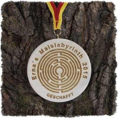 Vollholzedaille aus Ahorn Ø ca. 80 mm x 10 mm, Rundkante mit Schrauböse