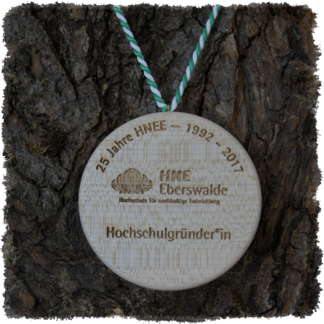 Vollholzedaille aus Ahorn Ø ca. 80 mm x 10 mm, Rundkante mit Schrauböse und Medaillenband