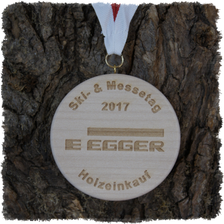 Vollholzedaille aus Ahorn Ø ca. 80 mm x 10 mm, Rundkante mit Schrauböse und Medaillenband