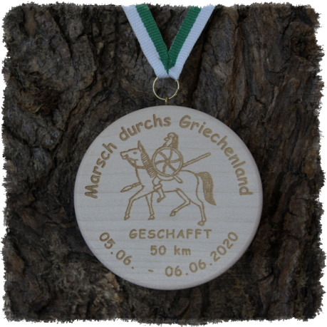 Vollholzedaille aus Ahorn Ø ca. 80 mm x 10 mm, Rundkante mit Schrauböse und Medaillenband