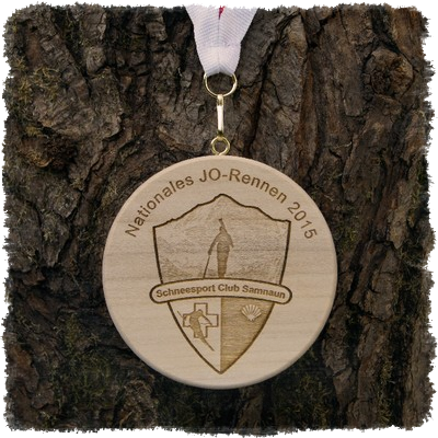 Vollholzedaille aus Ahorn Ø ca. 80 mm x 10 mm, Rundkante mit Schrauböse