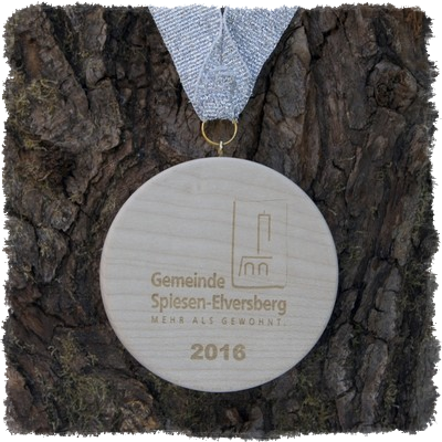 Vollholzedaille aus Ahorn Ø ca. 80 mm x 10 mm, Rundkante mit Schrauböse und Medaillenband