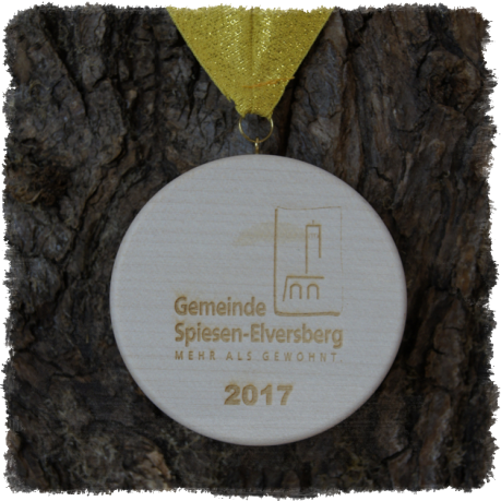 Vollholzedaille aus Ahorn Ø ca. 80 mm x 10 mm, Rundkante mit Schrauböse und Medaillenband