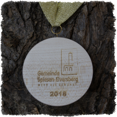 Vollholzedaille aus Ahorn Ø ca. 80 mm x 10 mm, Rundkante mit Schrauböse und Medaillenband