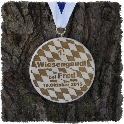 Vollholzedaille aus Ahorn Ø ca. 80 mm x 10 mm, Rundkante mit Schrauböse