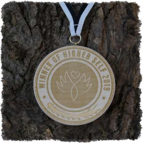 Vollholzedaille aus Ahorn Ø ca. 80 mm x 10 mm, Rundkante mit Schrauböse und Medaillenband